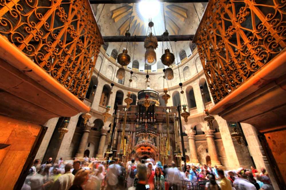 atr-olc-crd-church-of-the-holy-sepulchre-inside-noam-chen-1