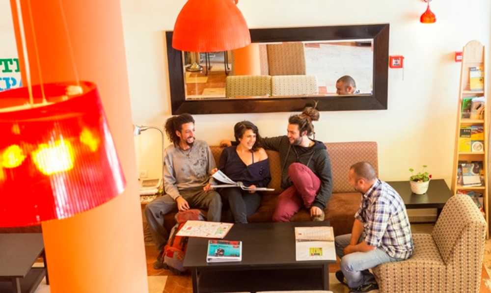 חיים בשותף באברהם הוסטל